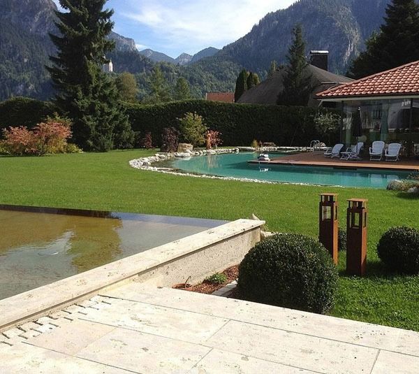 Ein Wasserbecken mit einem Schwimmteich