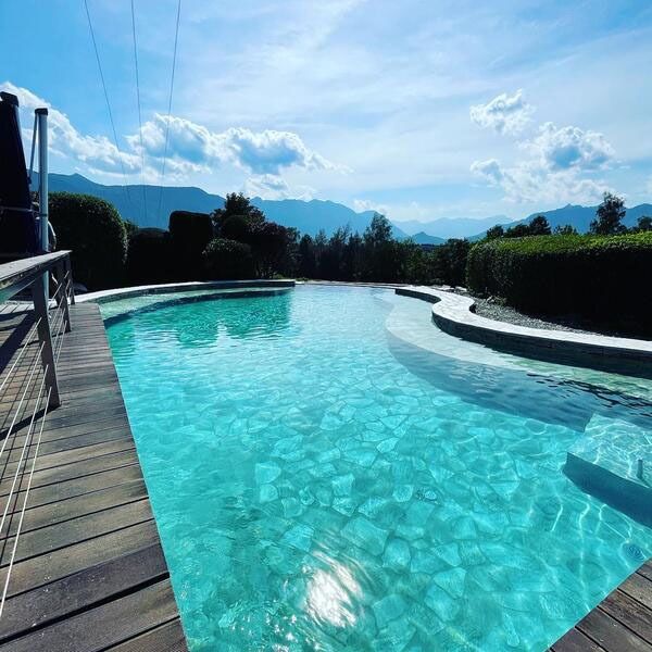 Ein Pool mit Silberquarzit